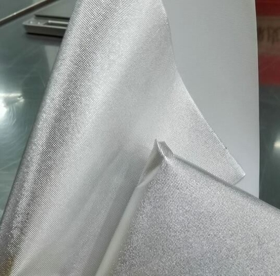 Rolowanie papieru z folii aluminiowej laminowanej kolorowej w rzeźbie do opakowań czekoladowych